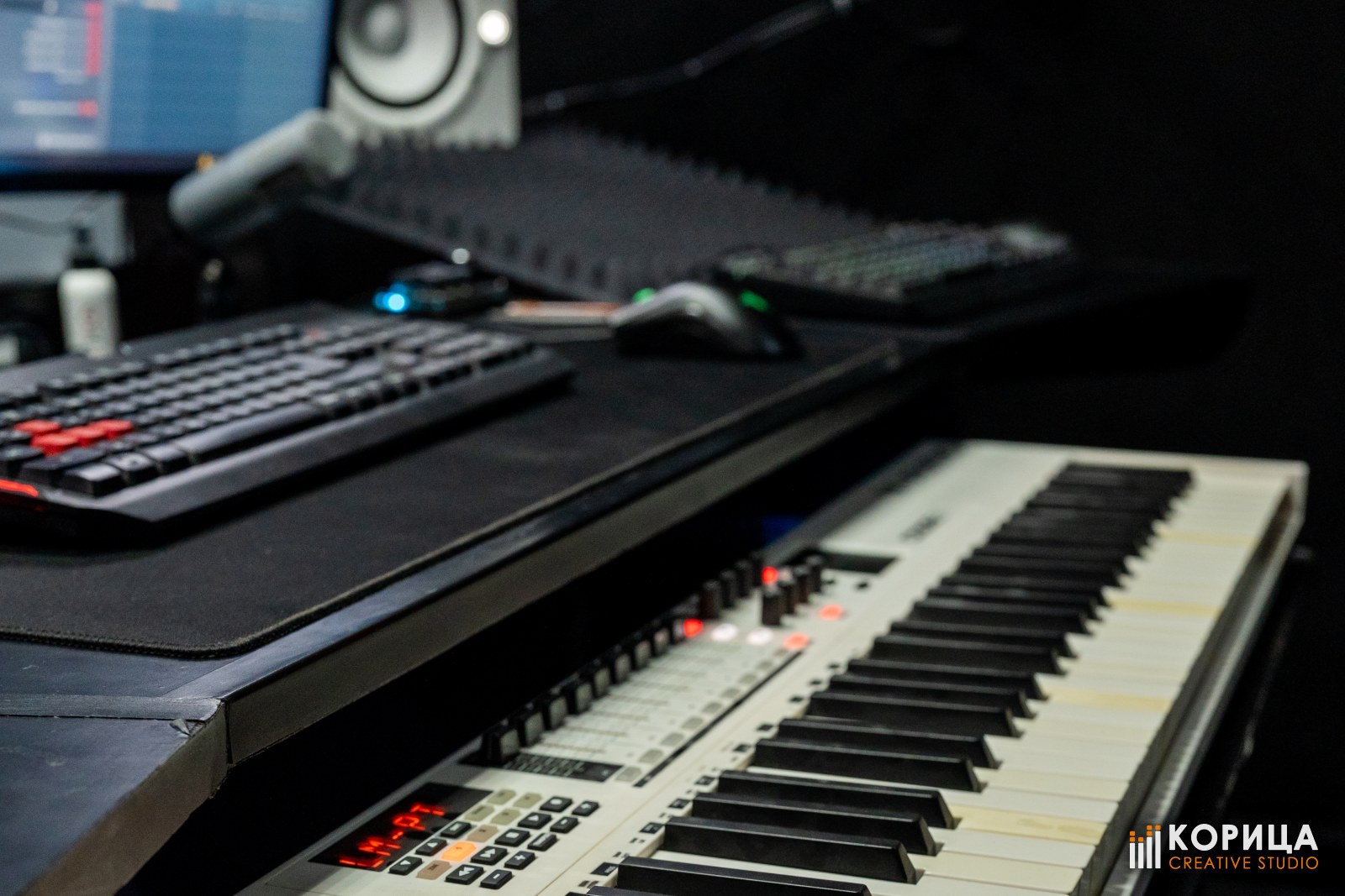 MIDI-клавиатура M-Audio Code 61 с подсвеченными пэдами на рабочем столе