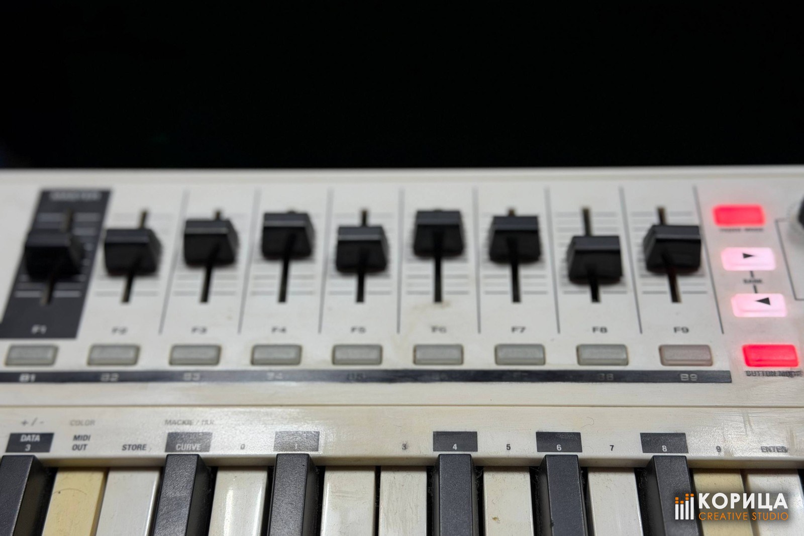 Фейдеры и кнопки MIDI-клавиатуры M-Audio Code 61 в студии «Корица»