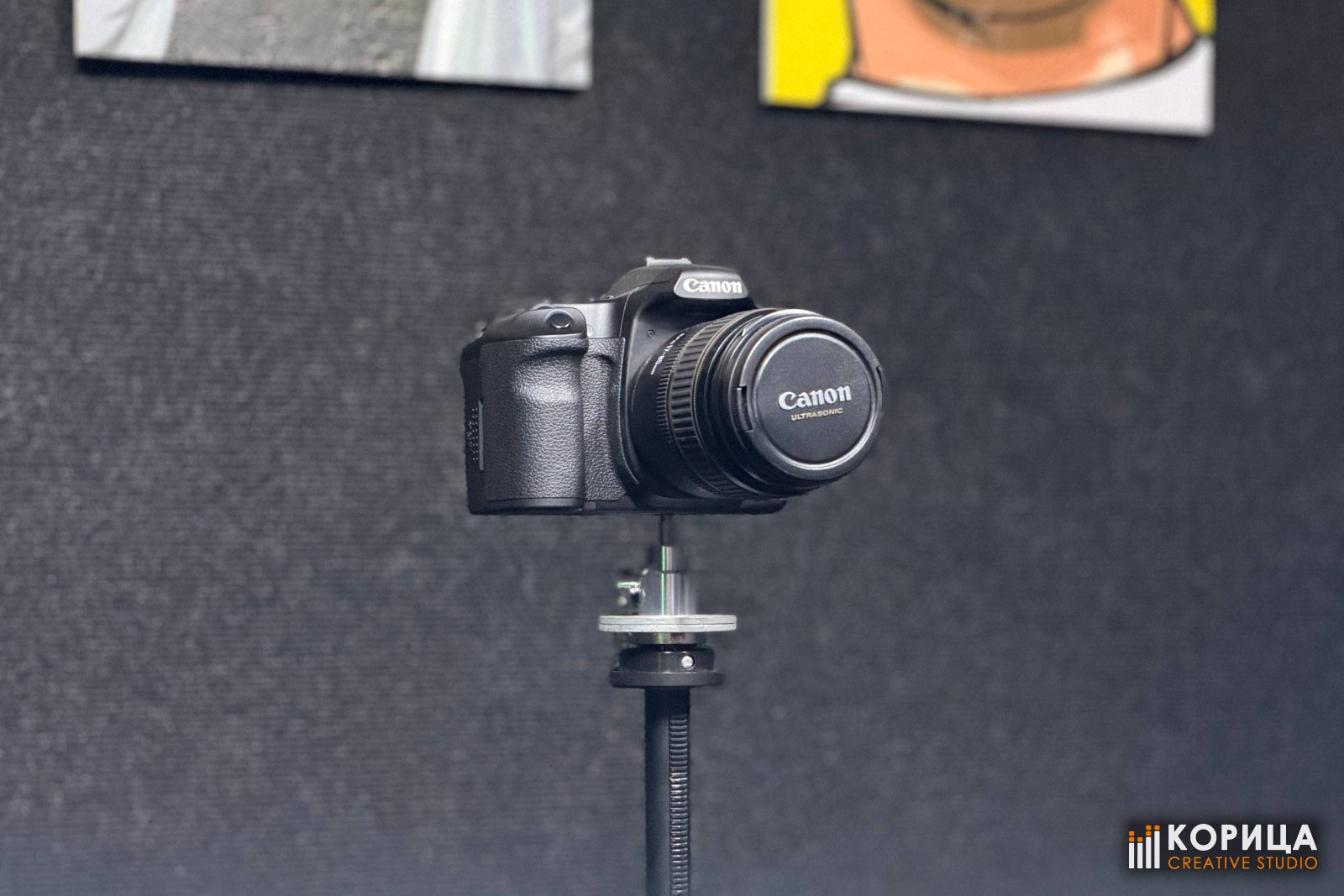 Камера Canon на штативе в студии «Корица» — подготовка к съёмке клипа