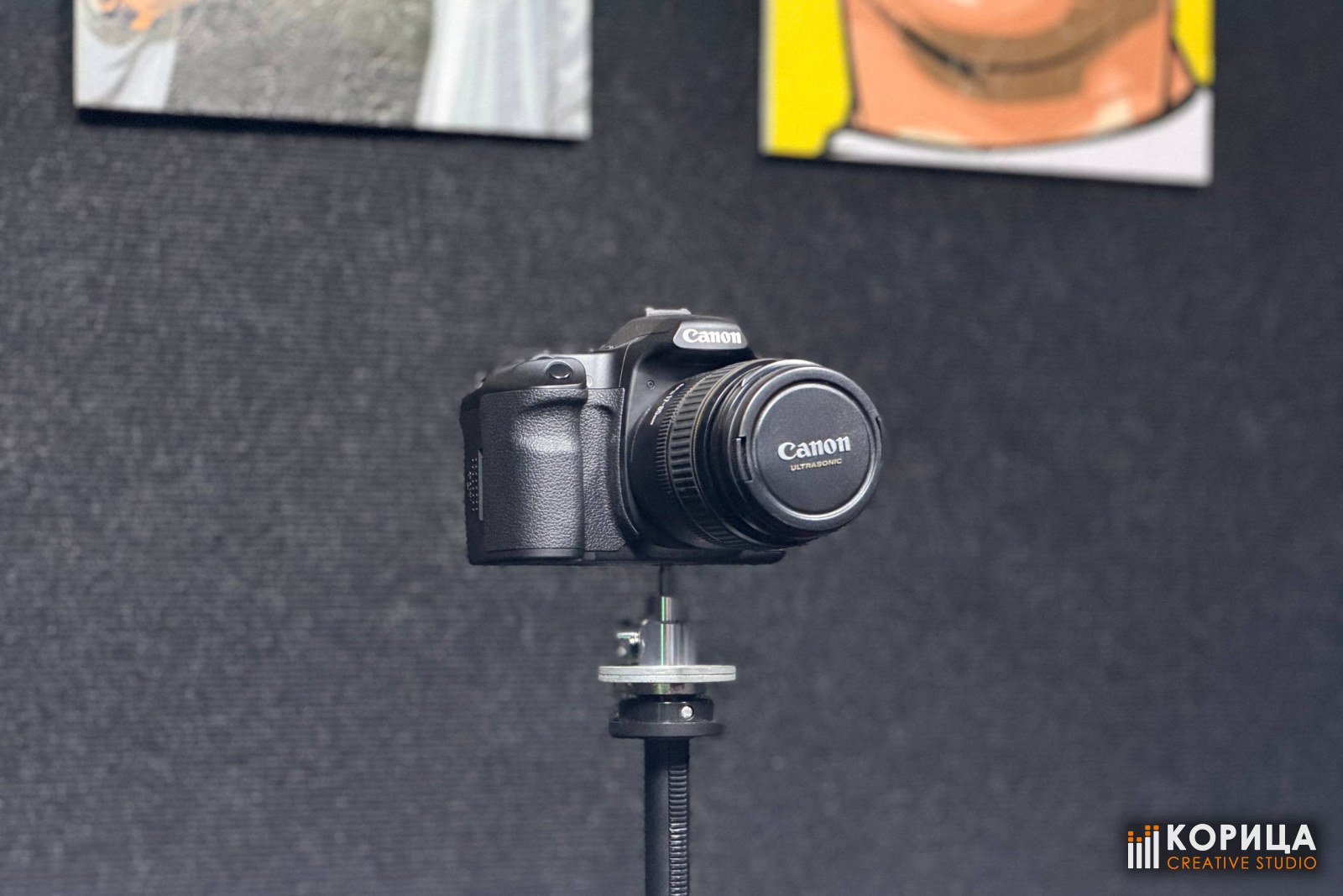 Фотокамера Canon EOS 40D на штативе в студии «Корица», направленная в зону съёмки