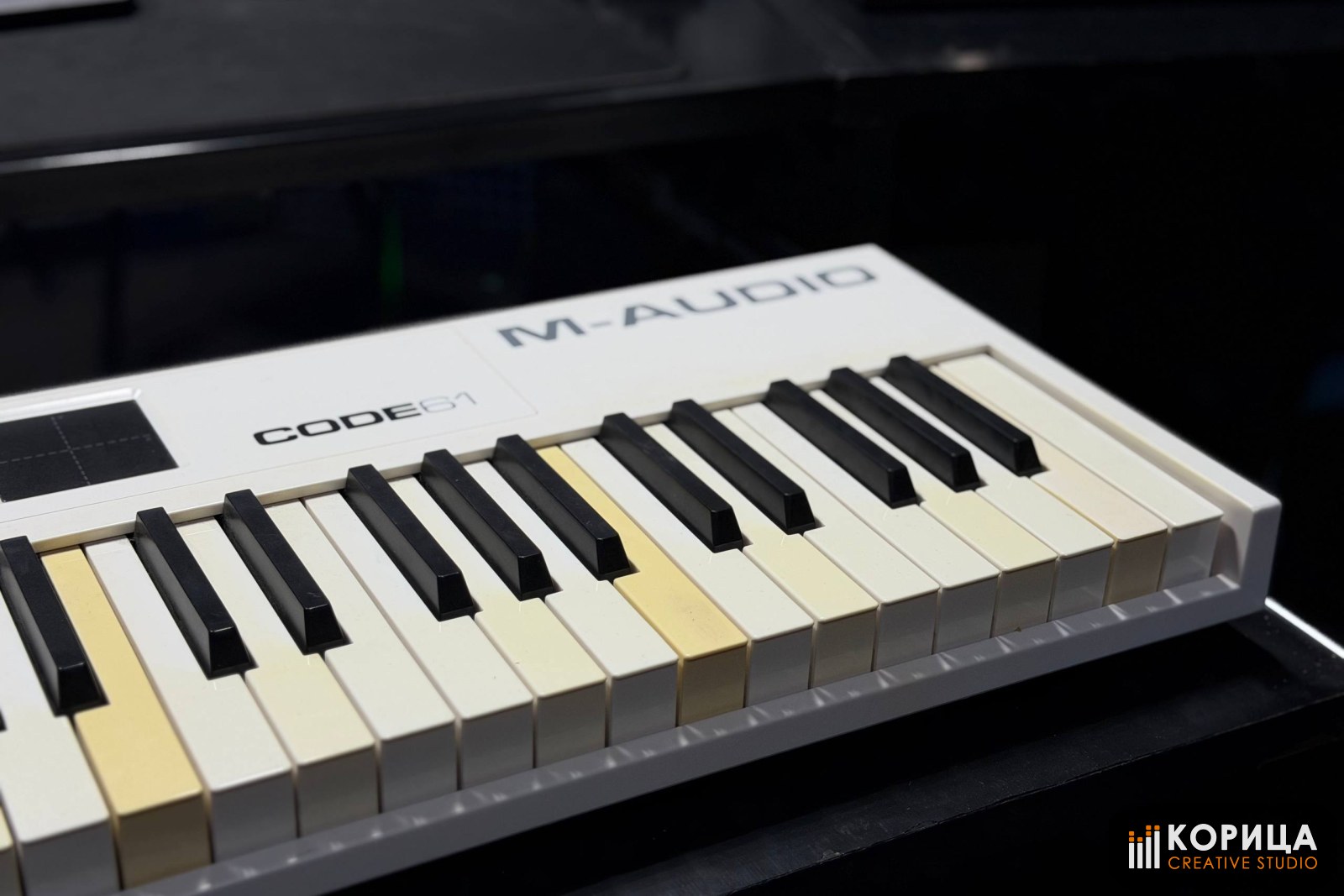 Клавиши MIDI-клавиатуры M-Audio Code 61 крупным планом с логотипом производителя
