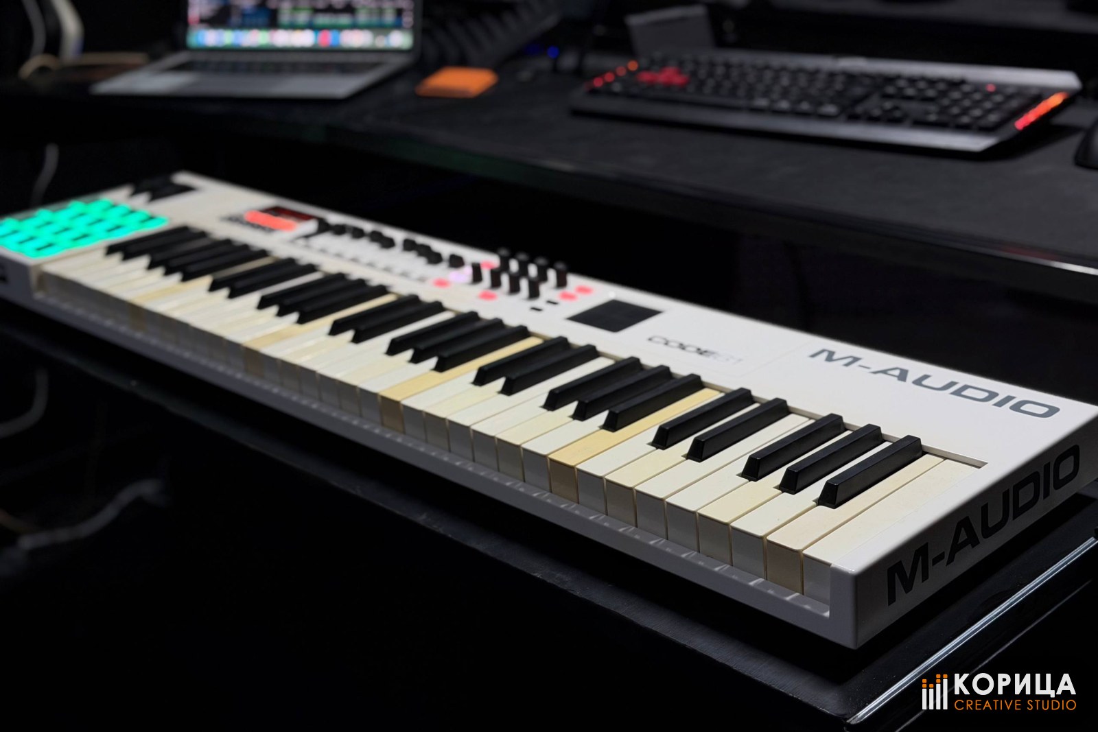 MIDI-клавиатура M-Audio Code 61 общим планом на рабочем столе студии «Корица»