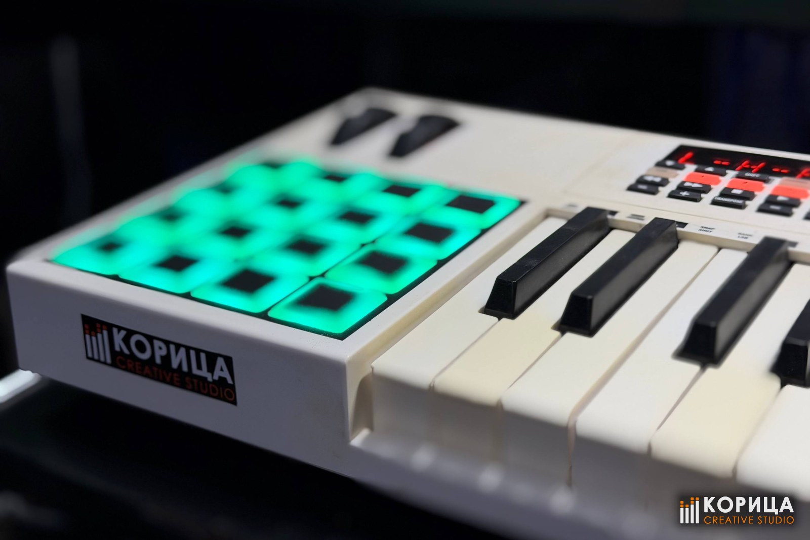 MIDI-клавиатура M-Audio Code 61 с подсвеченными пэдами на рабочем месте студии