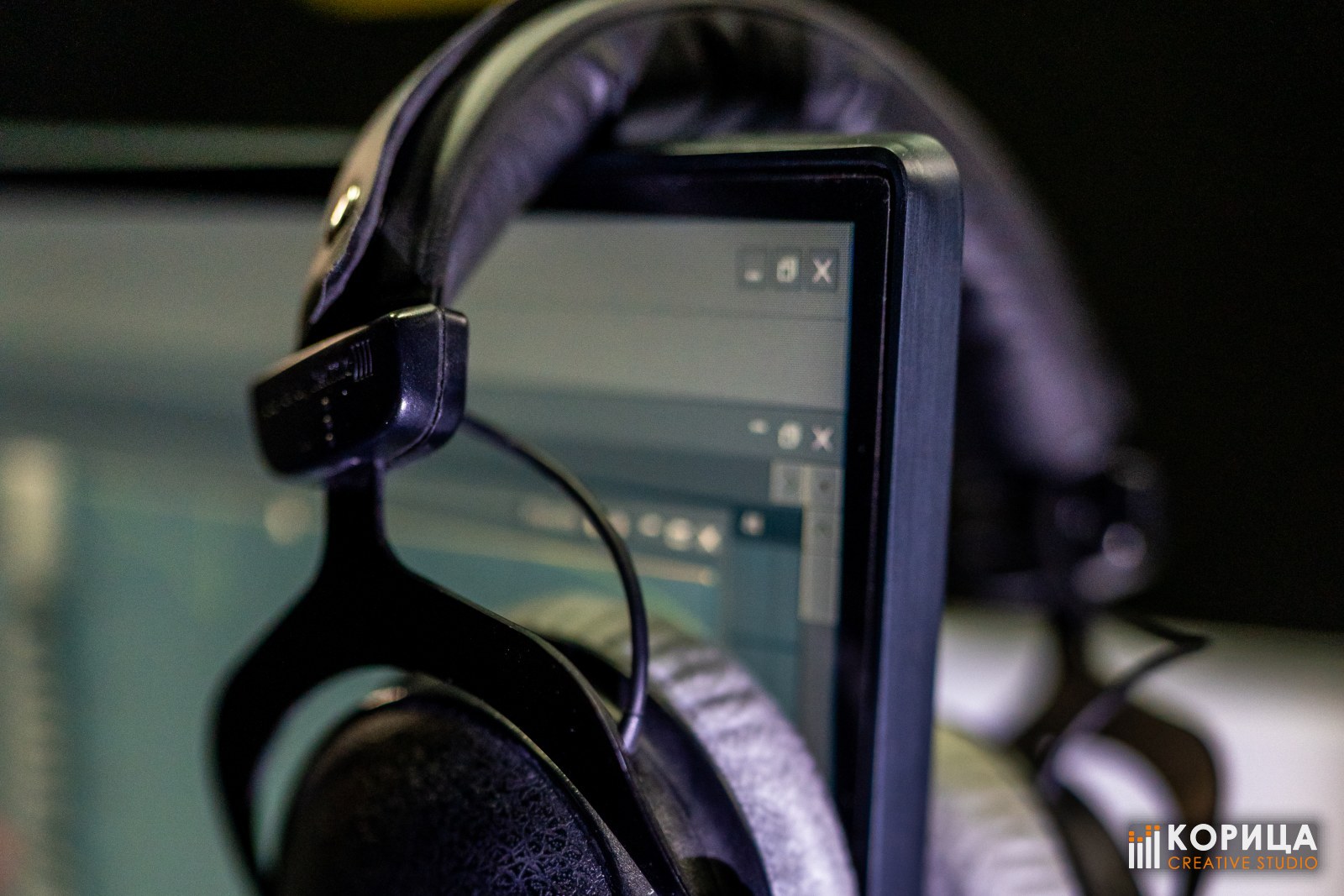 Закрытые студийные наушники Beyerdynamic DT 770 Pro в студии «Корица»