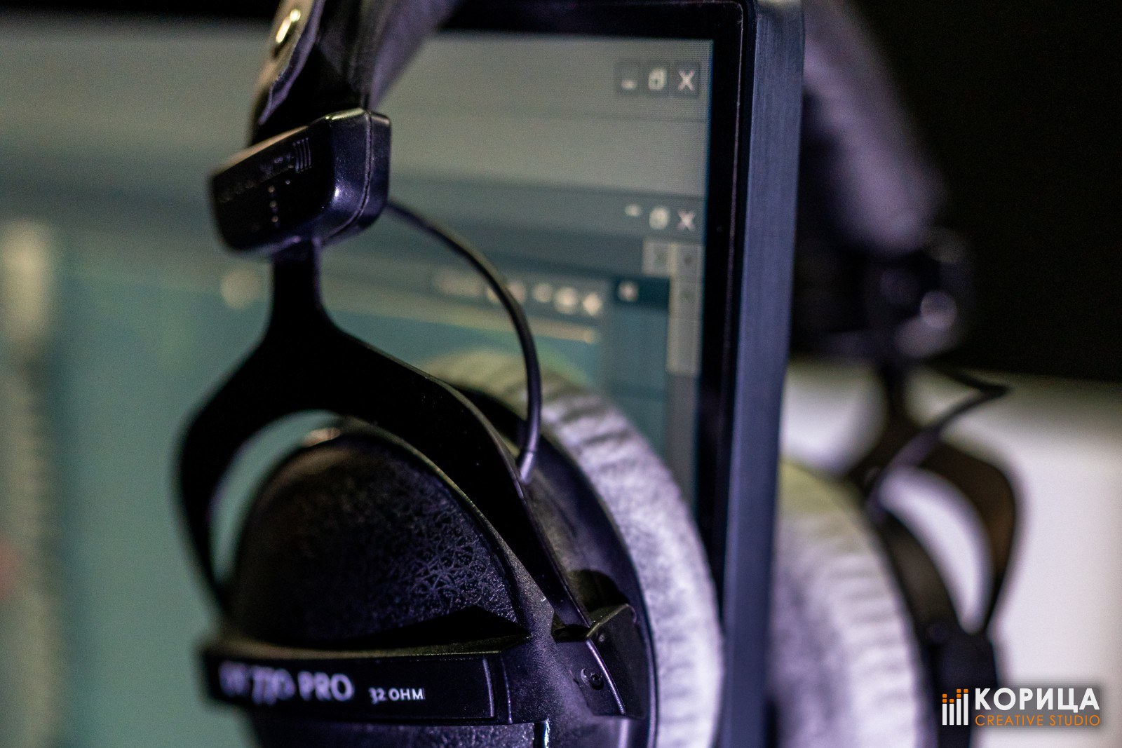 Закрытые наушники Beyerdynamic DT 770 Pro висят у экрана в студии «Корица»