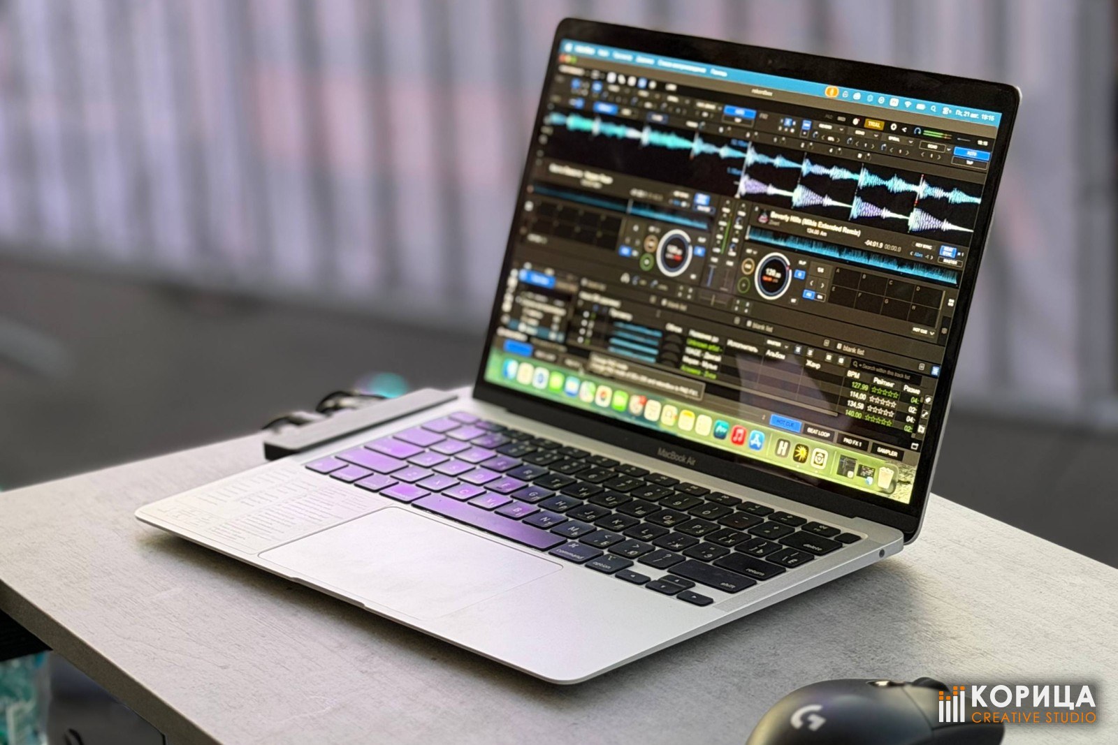 Ноутбук MacBook с открытой программой для диджеинга на площадке