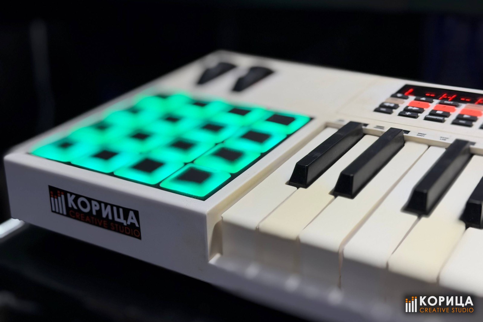 MIDI-клавиатура с подсвеченными пэдами и наклейкой студии «Корица»