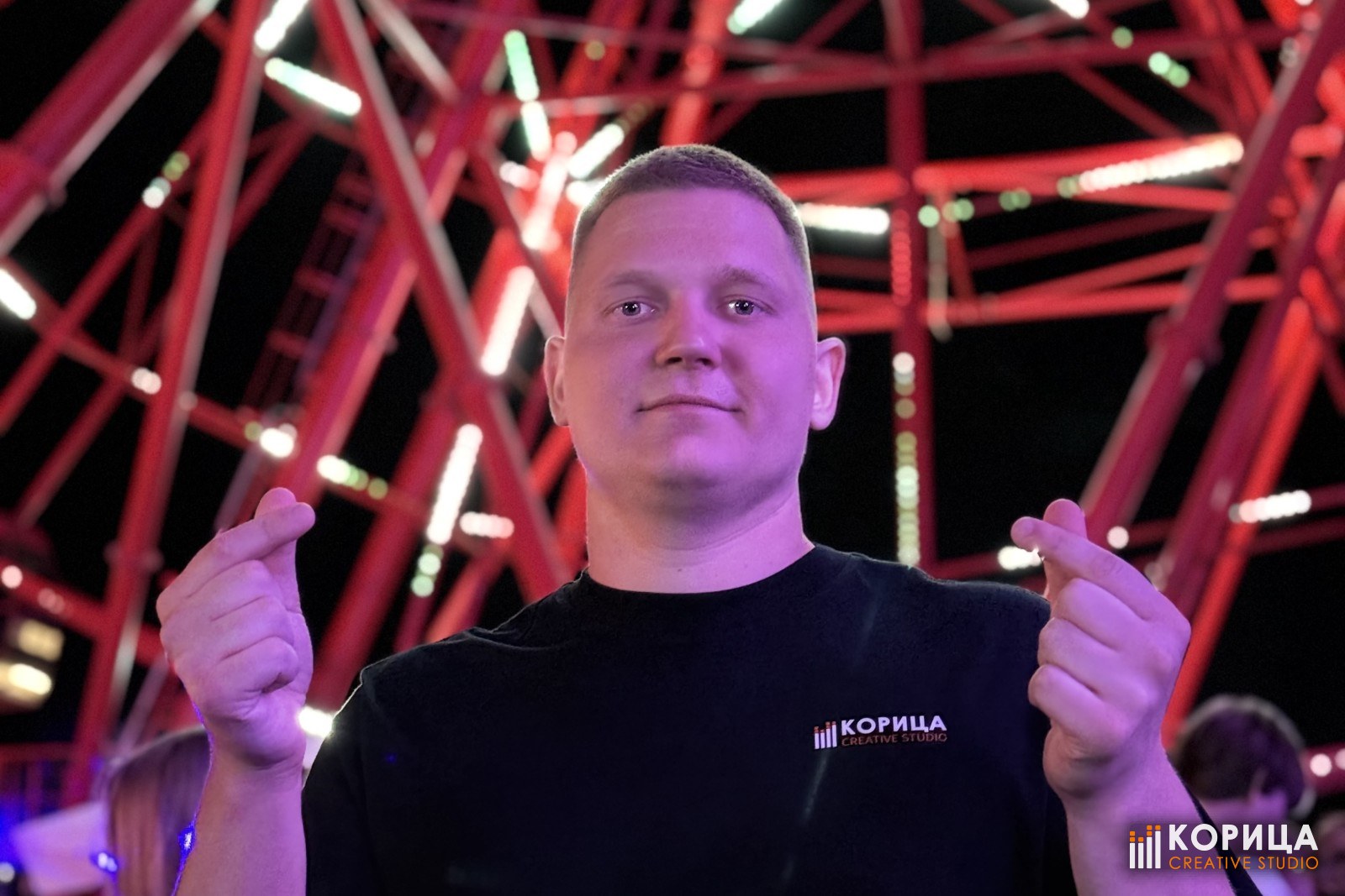 Представитель студии «Корица» в фирменной футболке на городской площадке