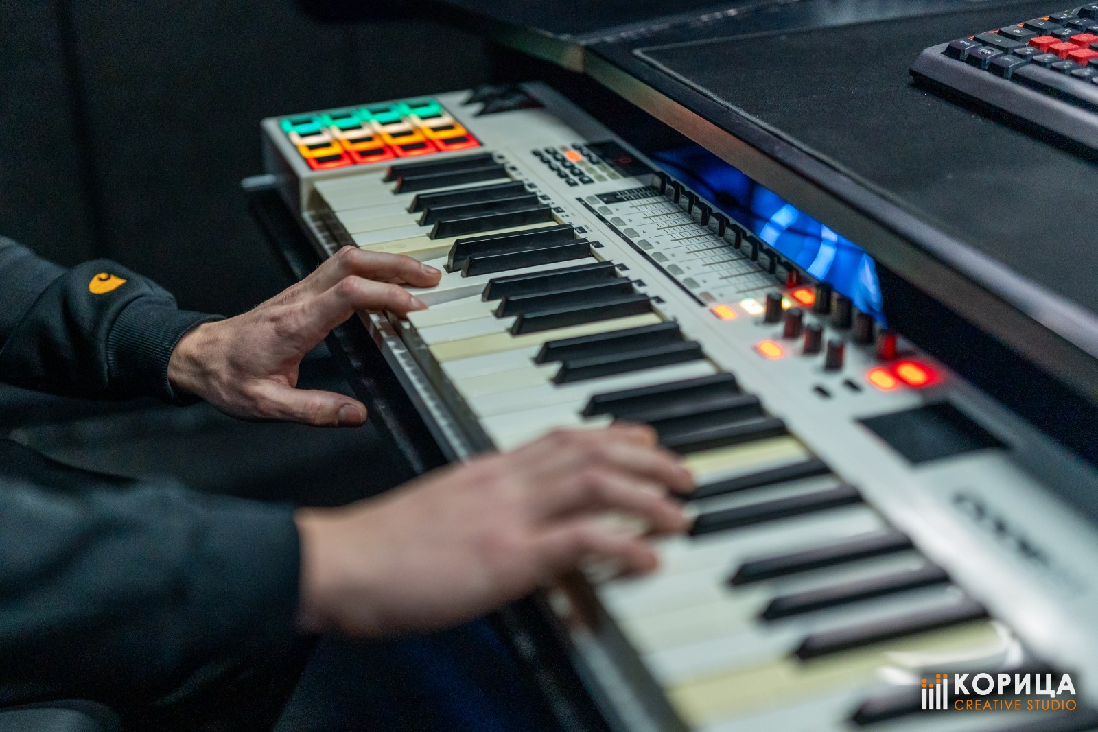 Руки на клавишах MIDI-клавиатуры: аранжировщик играет партию