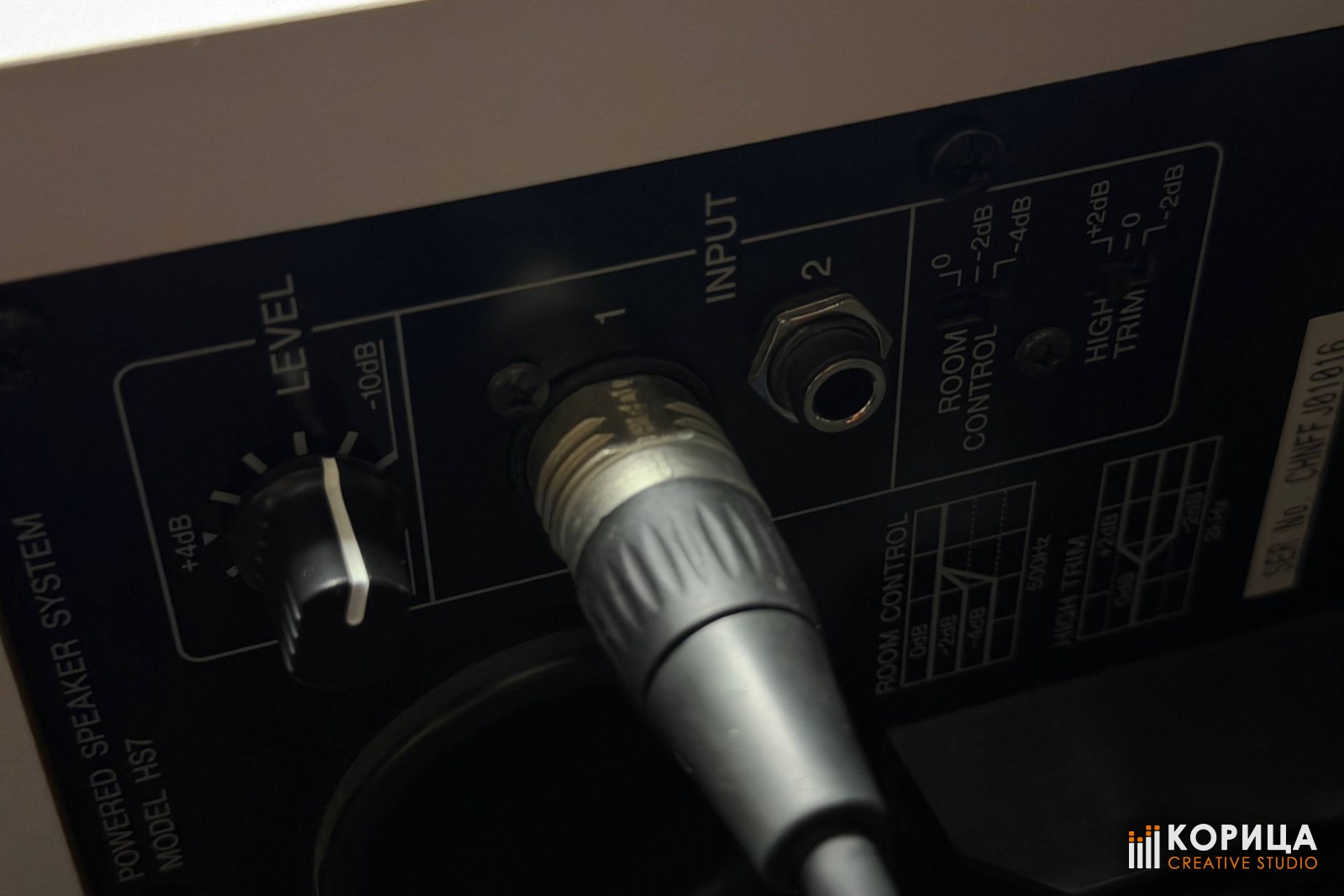 Задняя панель монитора Yamaha HS7: вход XLR, регуляторы LEVEL, ROOM CONTROL и HIGH TRIM
