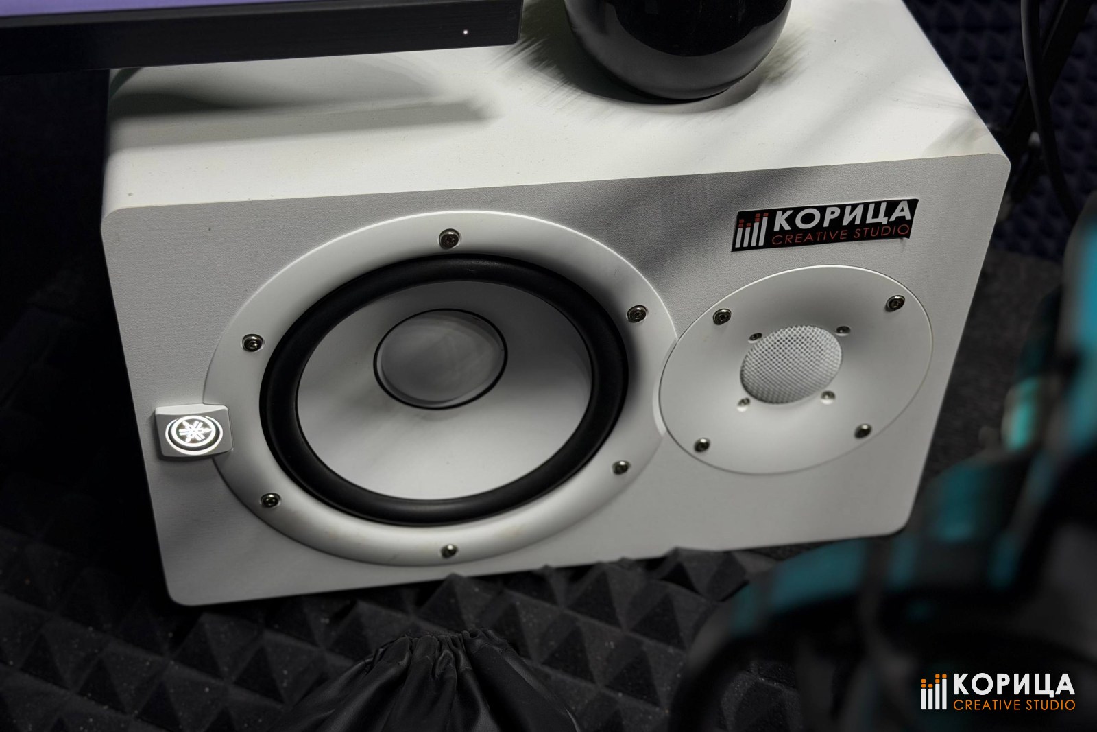 Студийный монитор Yamaha HS7 на подставке из акустического поролона